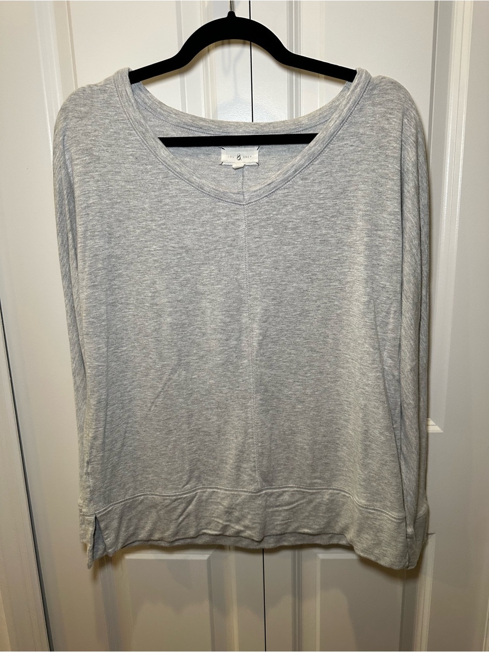 Lou & Grey Women’s Heather Light Gray V-Neck Pullover Sweatshirt